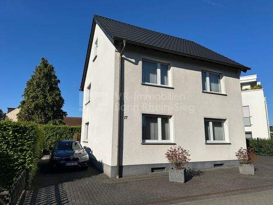 Frontansicht mit Parkmöglichkeiten