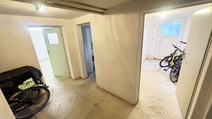 Kellerflur (rechtsseitig) mit Tür zur Kelleraußent