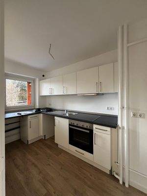 Moderne Küche mit Fenster