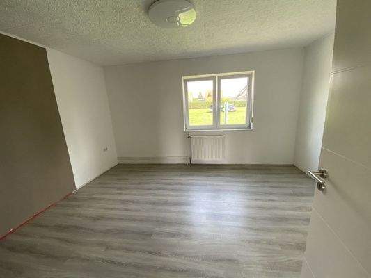 Zimmer kleine Wohnung links