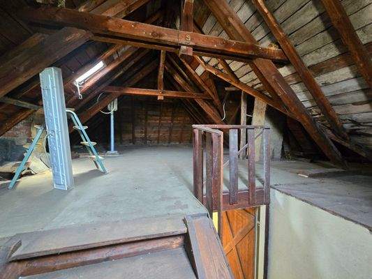 Dachraum zum Ausbauen mit massiver Holztreppe