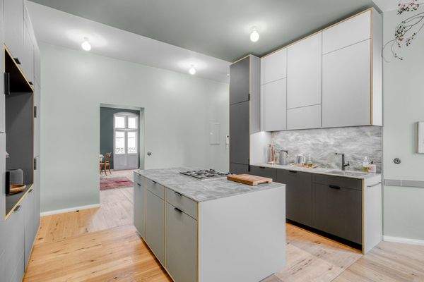 Küche mit Blick ins Wohnzimmer