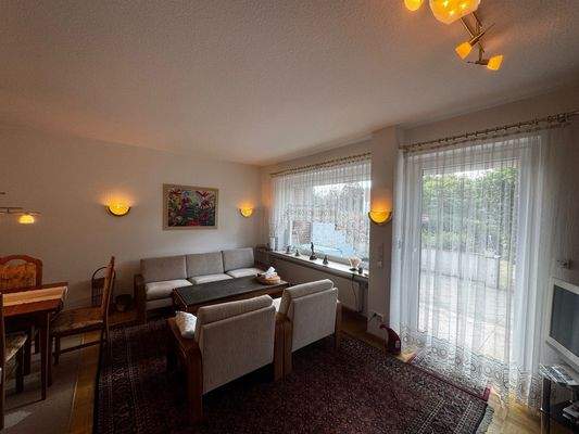 EG Wohnzimmer mit Zugang zur Terasse.jpg