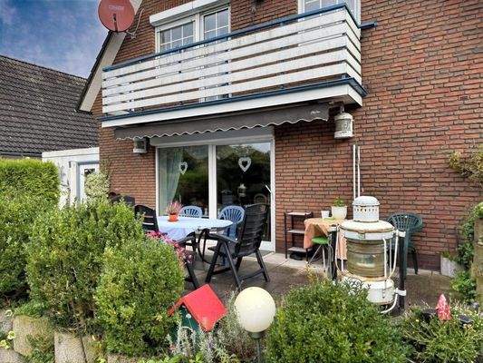 Sonnenterrasse im EG und Sonnenbalkon im DG