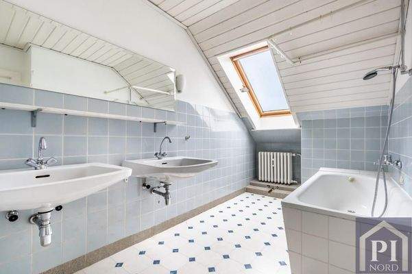 Wannenbad mit Doppelwaschbecken in Wohneinheit 3