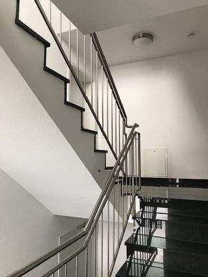 Granittreppenhaus  mit Edelstahlgeländer