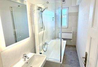 Badezimmer mit Wanne