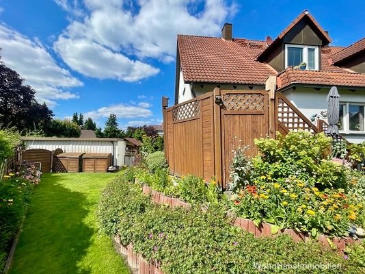 Der Garten erstreckt sich einmal zur Straße...