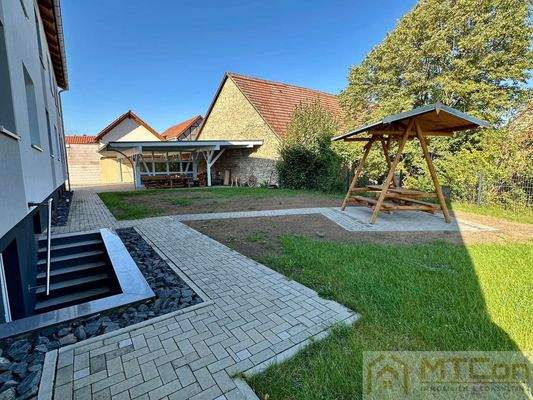 Carport mit separater Sitzgelegenheit hinter dem H