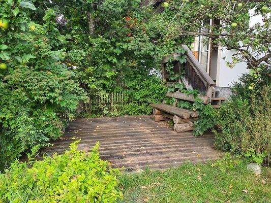 Holzstiege zur Terasse