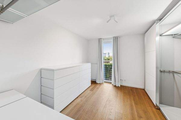 Helles Ankleidezimmer mit hochwertigen Interlübke-Einbauschränken