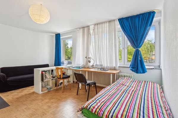 Lichtdurchflutetes 20,08 m² großes Zimmer mit breiter Fensterfront