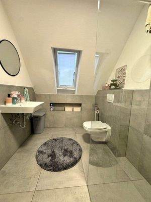 Tageslichtbadezimmer mit Dusche / Obergeschoss 