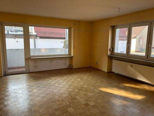 Wohnzimmer mit Balkon und Parkett 