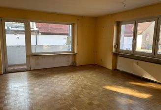 Wohnzimmer mit Balkon und Parkett 