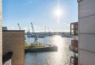 Panorama-Dachterrasse mit Blick auf die Elbe und die Hamburger Innenstadt