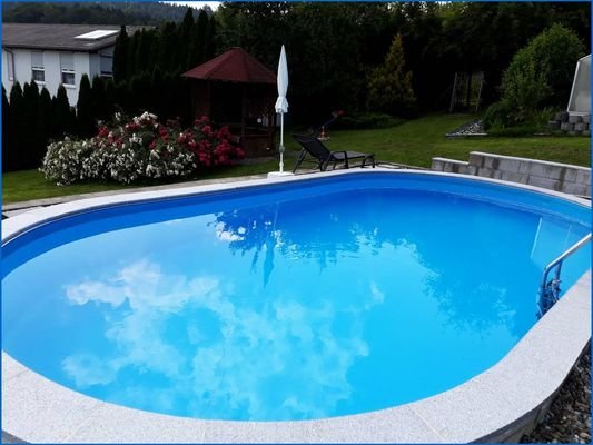 Pool und Gartenansicht