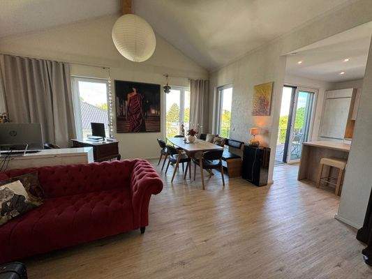 Stube mit Blick in Küche u Terrasse