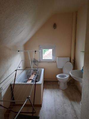 einfaches Badezimmer im DG