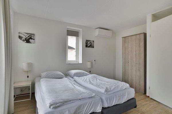 Schlafzimmer Villa Cape Helius Arbeitsplatz Balkon Zugang Yachthafen Hellevoetsluis02