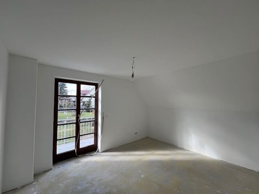 OG Raum 2 mit Zutritt zum Balkon