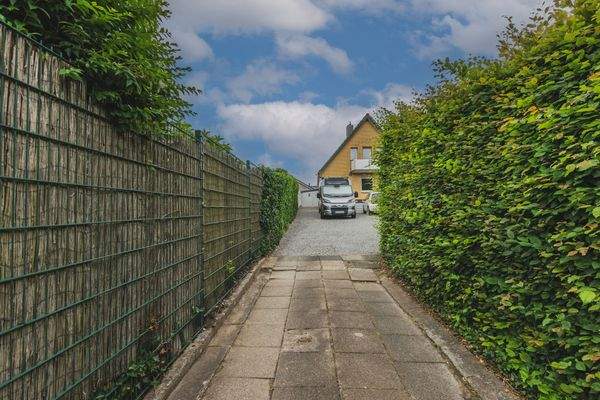 Auffahrt zum Grundstück