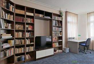 mittleres Zimmer, Schreibtisch und TV