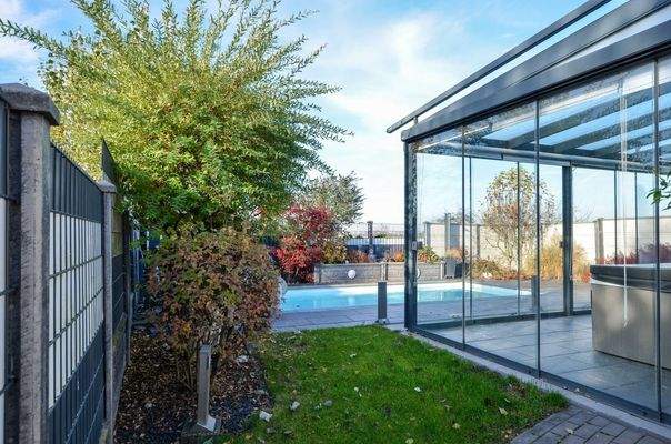 Außenanlage mit Poollandschaft