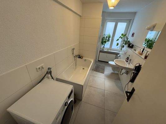 Bad mit Wanne und Dusche