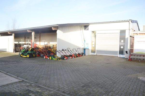 Lagerhalle mit ueberdachten Aussenstellplätzen