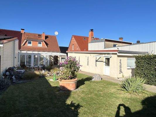 Wintergarten und Teich, seitl. Garage