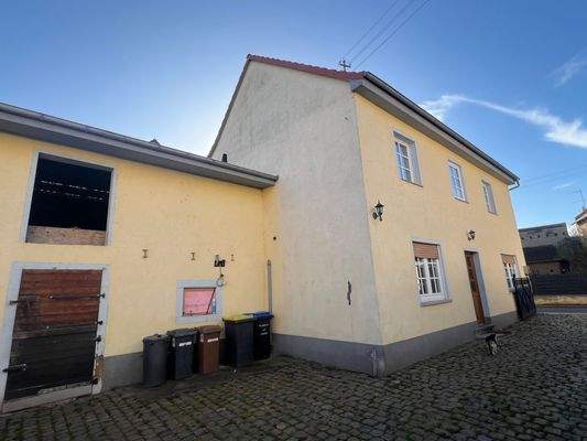 Hausansicht mit Nebengebäude