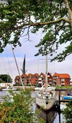 vom Hafen m Blick zum Haus