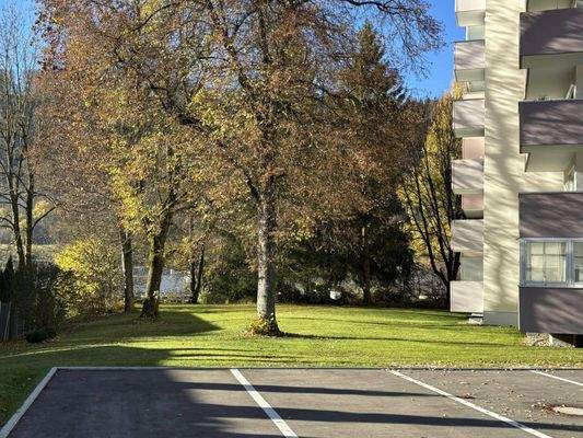 Garten und Außenparkplatz