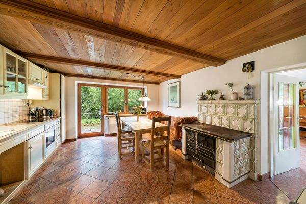 Wohnküche mit Kachelofen