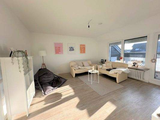 Wohnzimmer mit Balkon