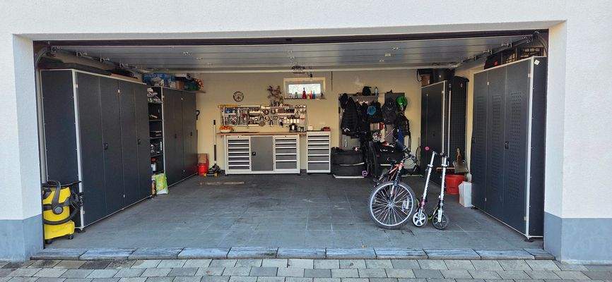 Doppelgarage mit elektrischen Torantrieb, Tageslicht und direktem Zugang zur Liegenschaft