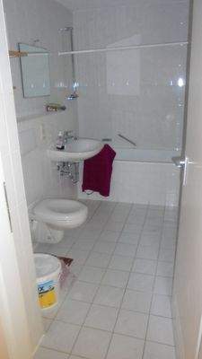 die Küche und das Wannenbad ....