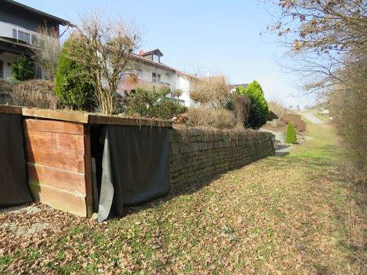 untere Grundstücksgrenze 