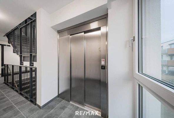 Stiegenhaus mit Lift