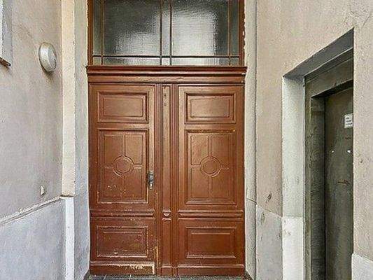 Haustür zum Hof und Fahrstuhl