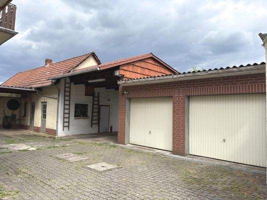 Doppelgarage und Hintergebäude