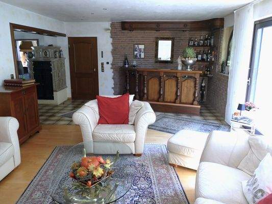 Wohnzimmer mit Bar und Kachelofen