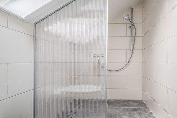 Gäste-WC mit Dusche (OG)