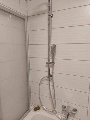 Dusche in der Wanne mit Abtrennung