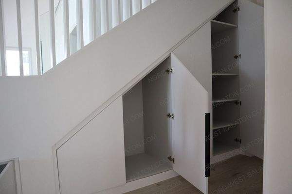 Einbauschränke unter der Treppe
