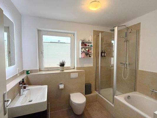 Fensterbad mit Dusche und Wanne