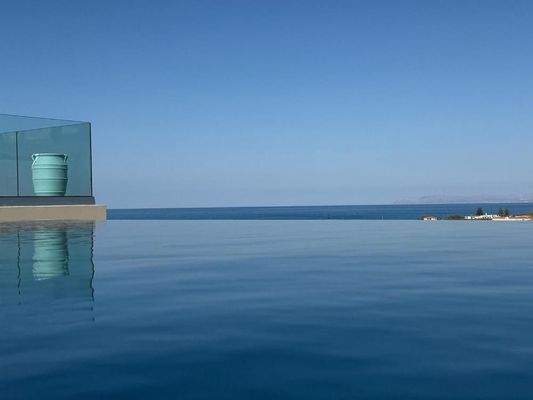 Kreta, Kolymvari: Zweistöckige Villa mit Infinity-Pool und Meerblick zu verkaufen