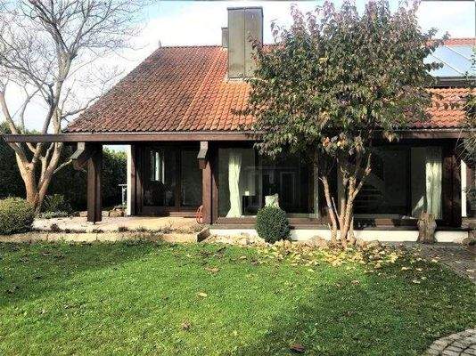 Herbstbild Süd Garten und Terrasse