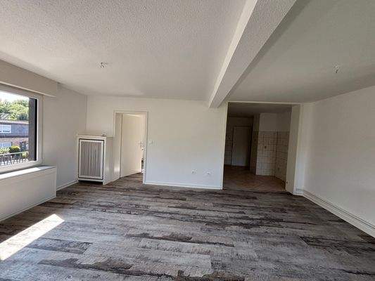 Wohnzimmer mit offner Küche